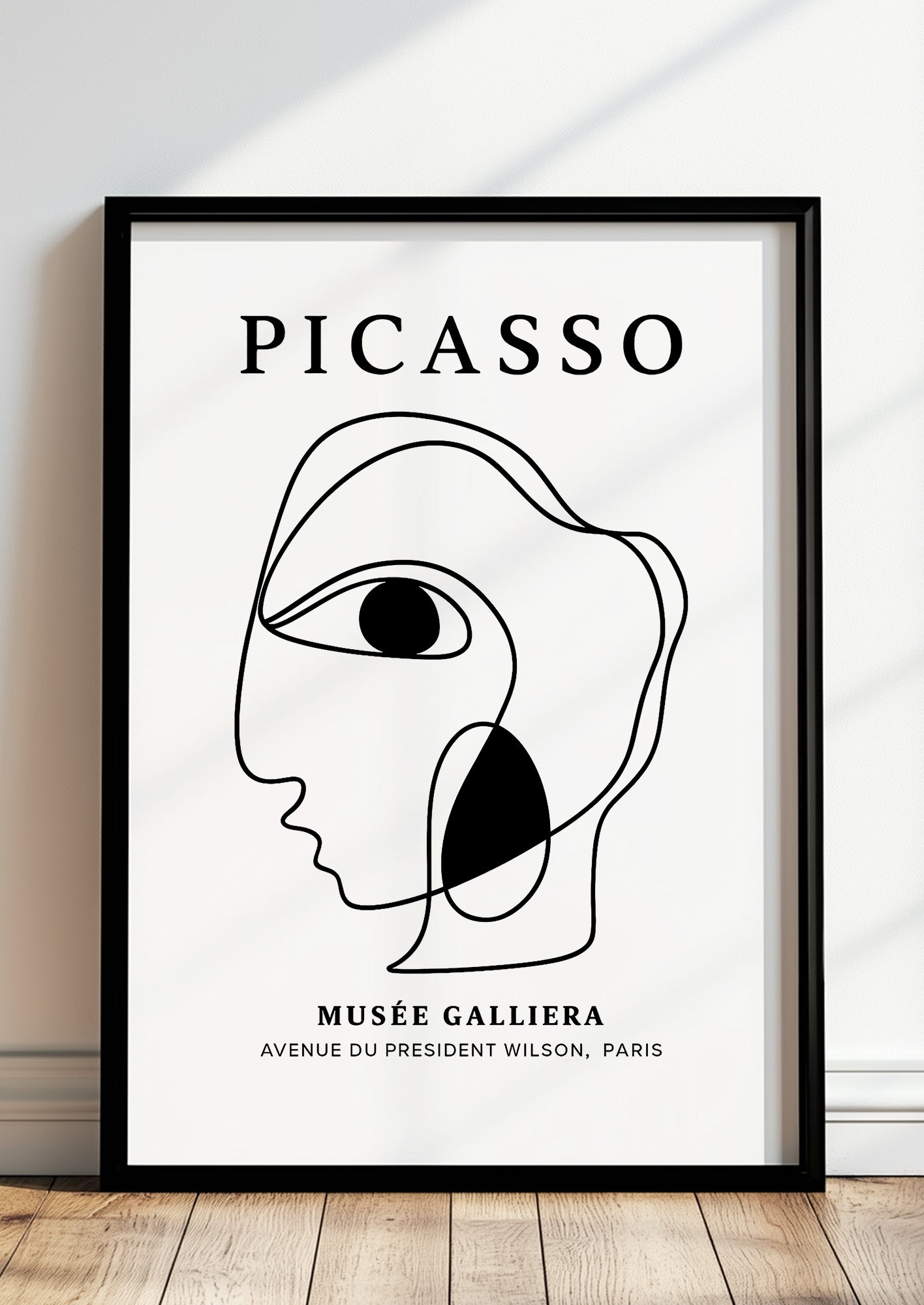 gerahmt in modernem raum Wohnzimmer mit moderner Einrichtung und Picasso Face Line Drawing Poster an der Wand