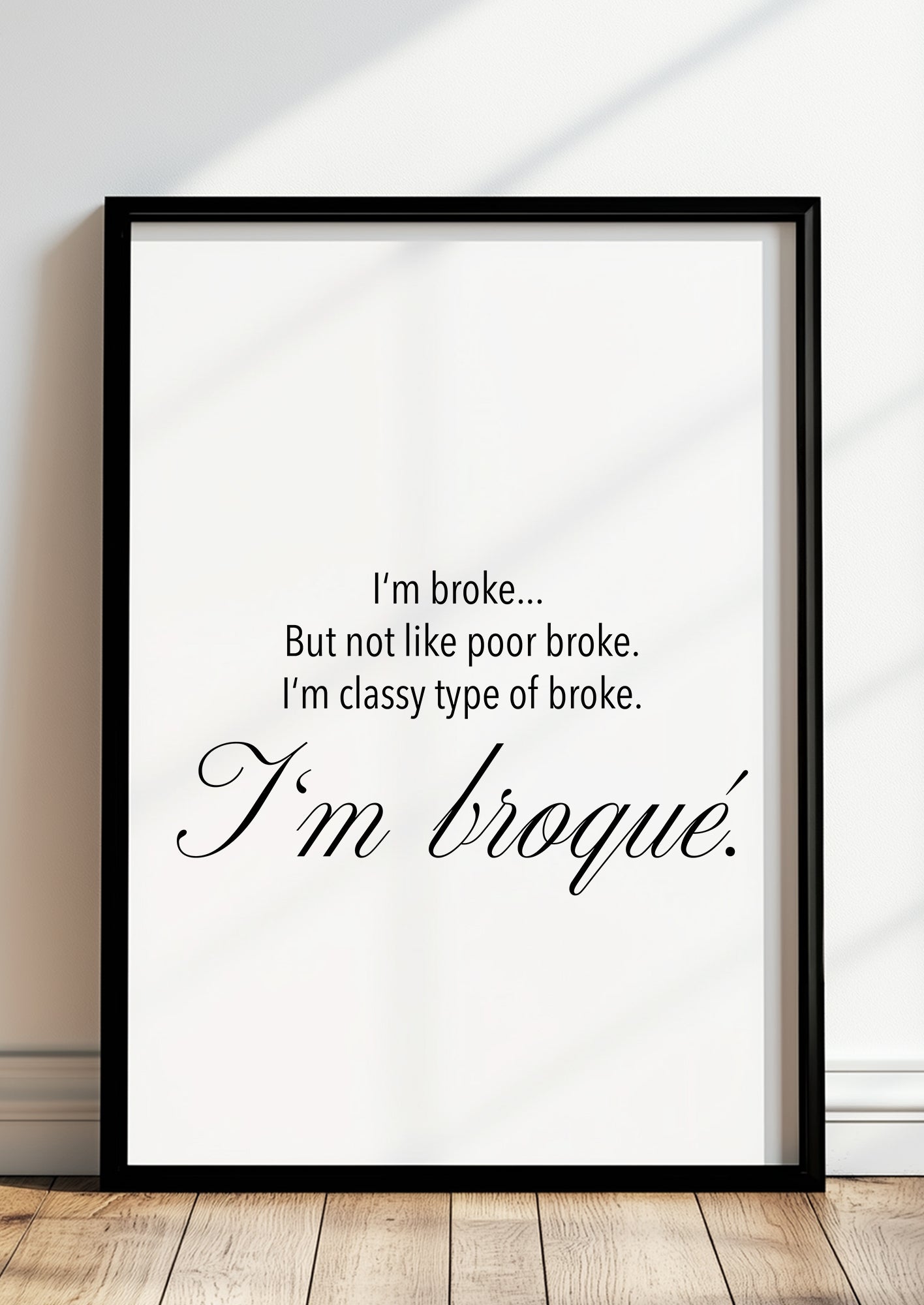 Gerahmtes Poster „I’m broqué in schwarzem Rahmen, inszeniert in moderner Wohnumgebung.