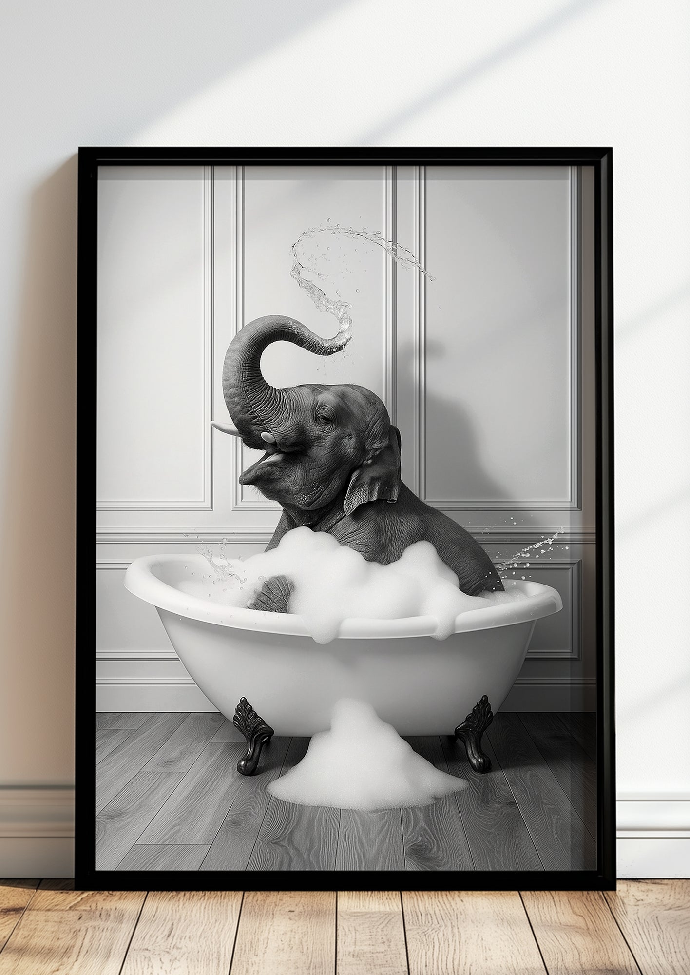 das poster mit einem elefanten in der badewanne hängt gerahmt in einem modern eingerichteten raum und sorgt für ein lächeln