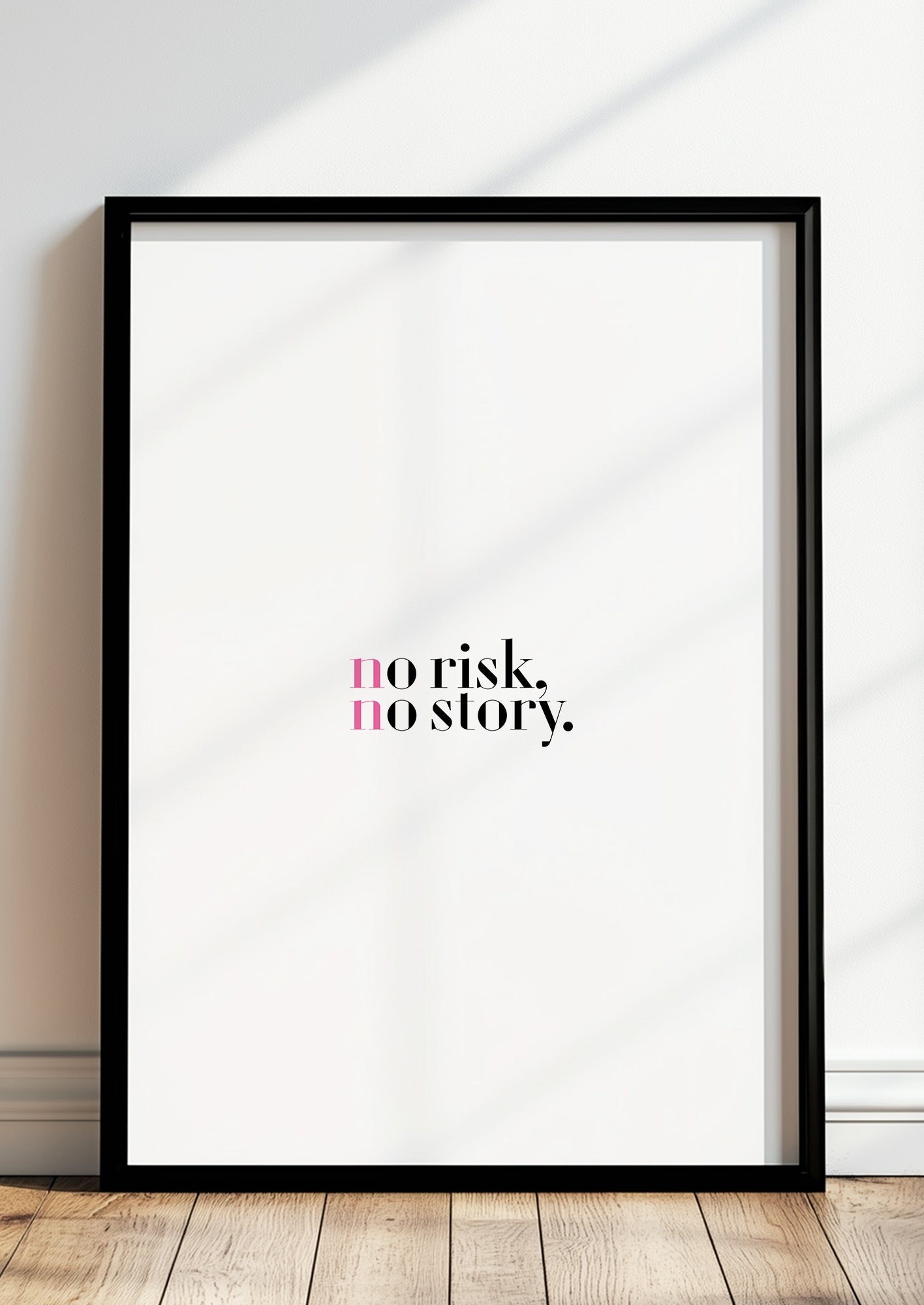 Gerahmtes Poster „risk no story“ in schwarzem Rahmen, inszeniert in moderner Wohnumgebung.