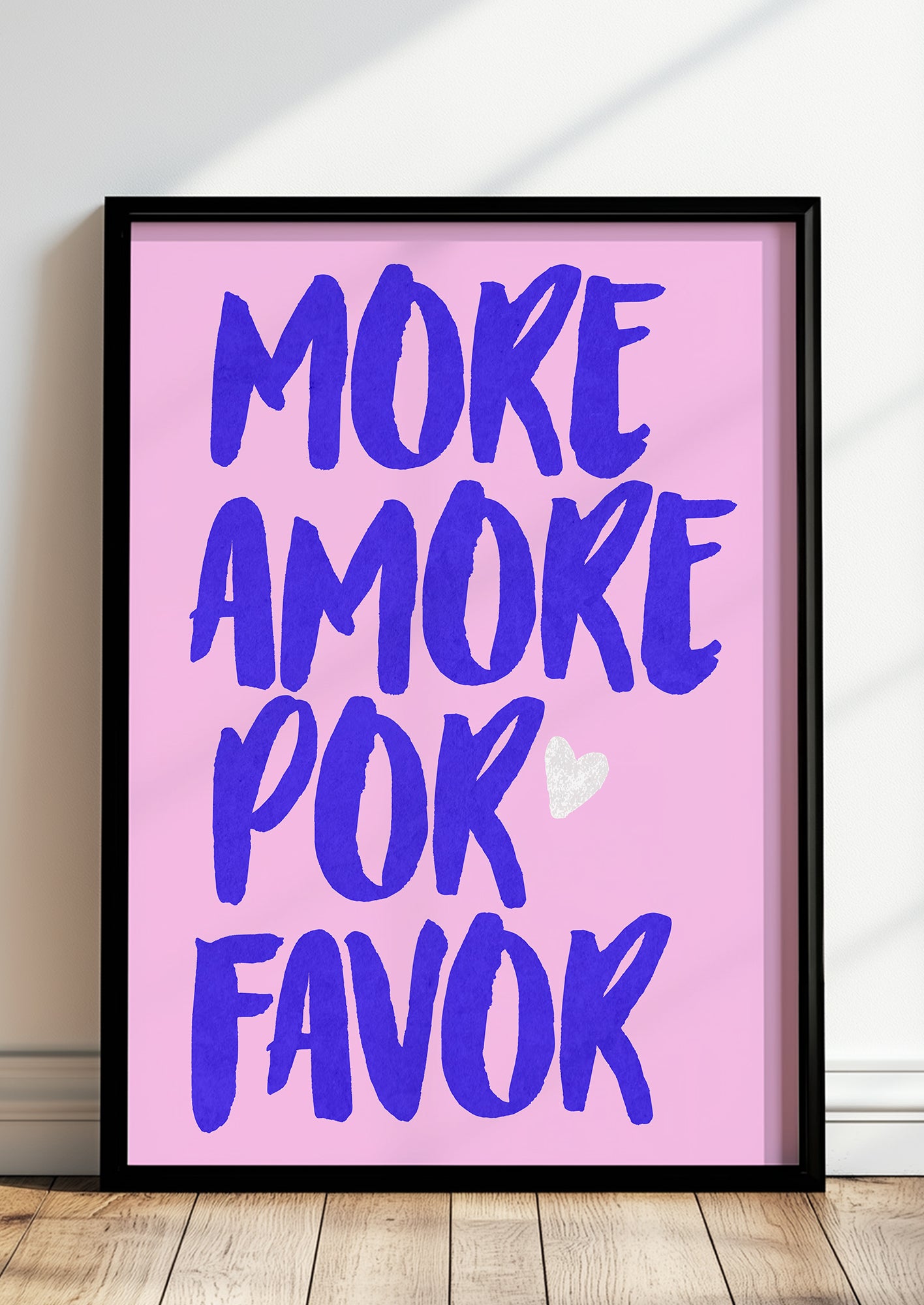 Gerahmtes Poster „More Amore Por Favor“ in schwarzem Rahmen, inszeniert in moderner Wohnumgebung.