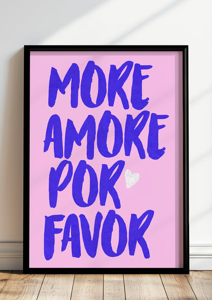 Gerahmtes Poster „More Amore Por Favor“ in schwarzem Rahmen, inszeniert in moderner Wohnumgebung.