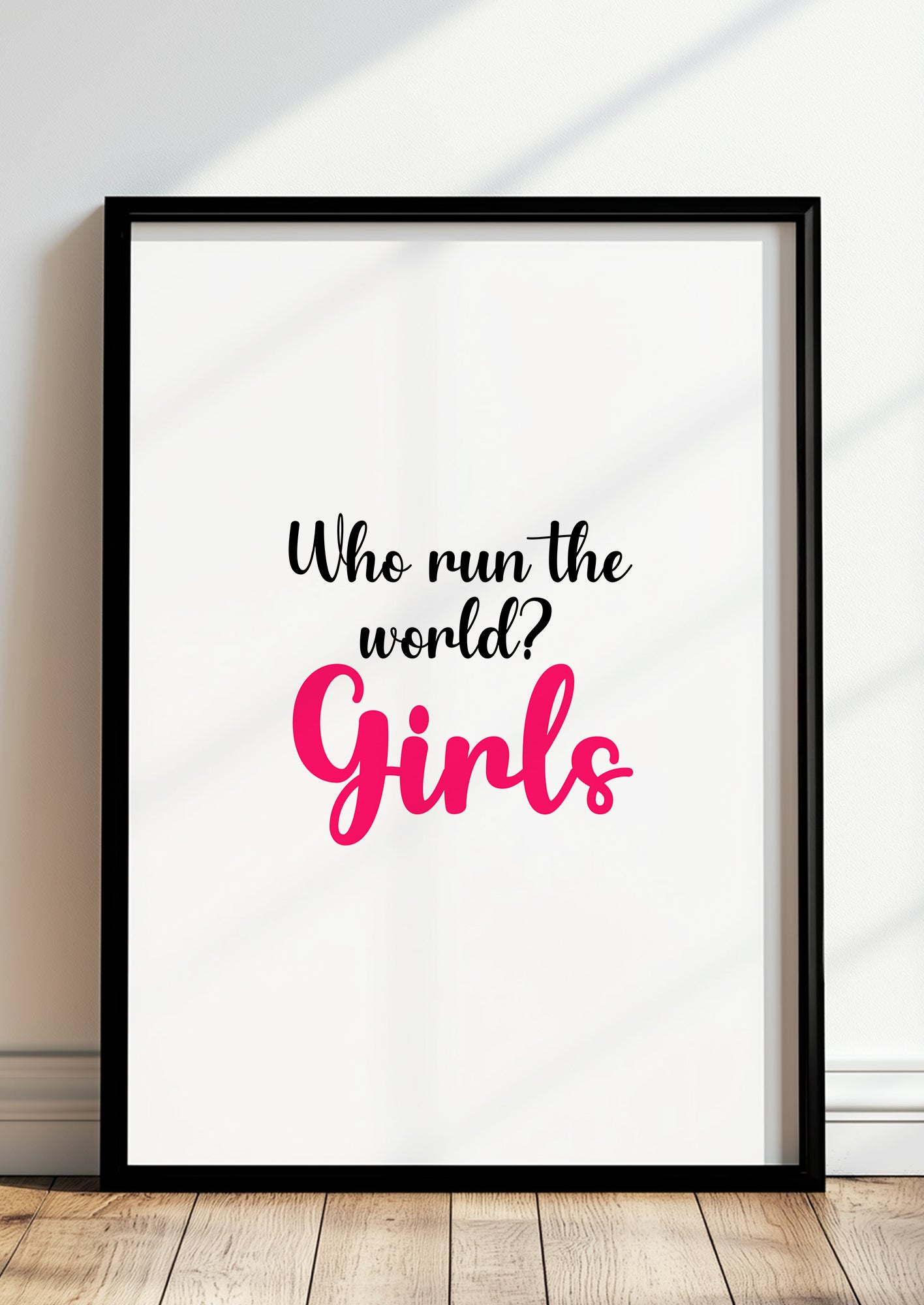 gerahmt in modernem Raum Who run the world Girls Poster an einer Wand im Wohnzimmer dekoriert mit femininen Akzenten und modernen Möbeln