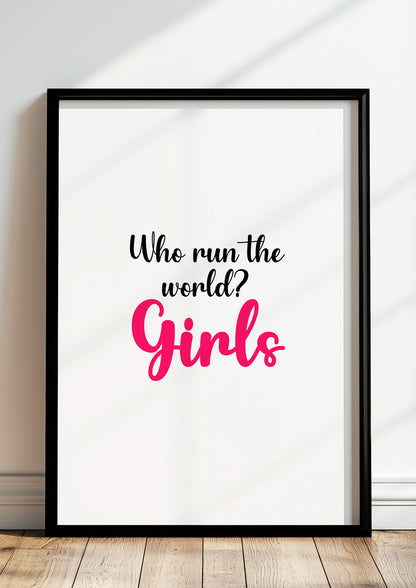 gerahmt in modernem Raum Who run the world Girls Poster an einer Wand im Wohnzimmer dekoriert mit femininen Akzenten und modernen Möbeln