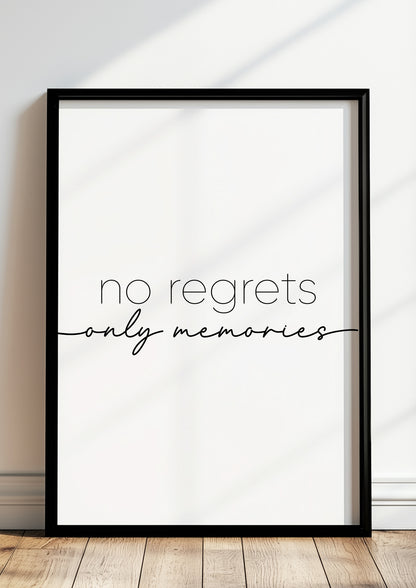 Gerahmtes Poster „no regrets only memories“ in schwarzem Rahmen, inszeniert in moderner Wohnumgebung.