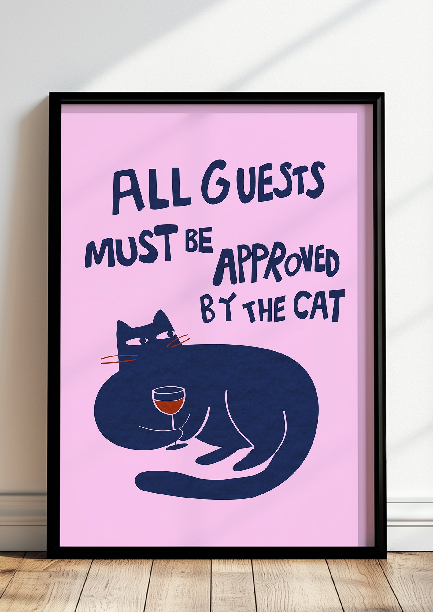 katzen poster mit spruch gerahmt in modernem wohnzimmer als witzige wanddekoration