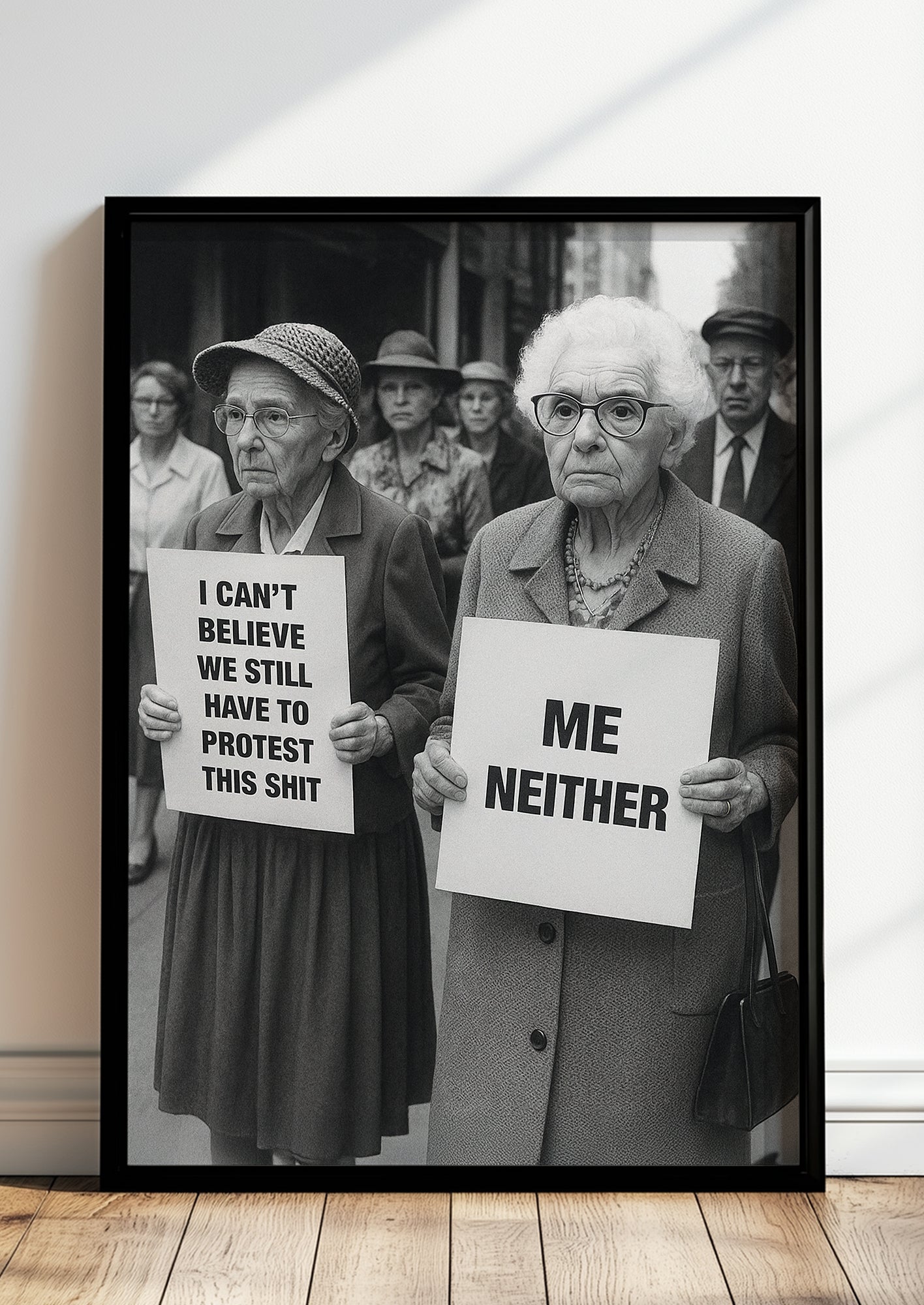 Old Ladies Protest Poster gerahmt in modernem Raum