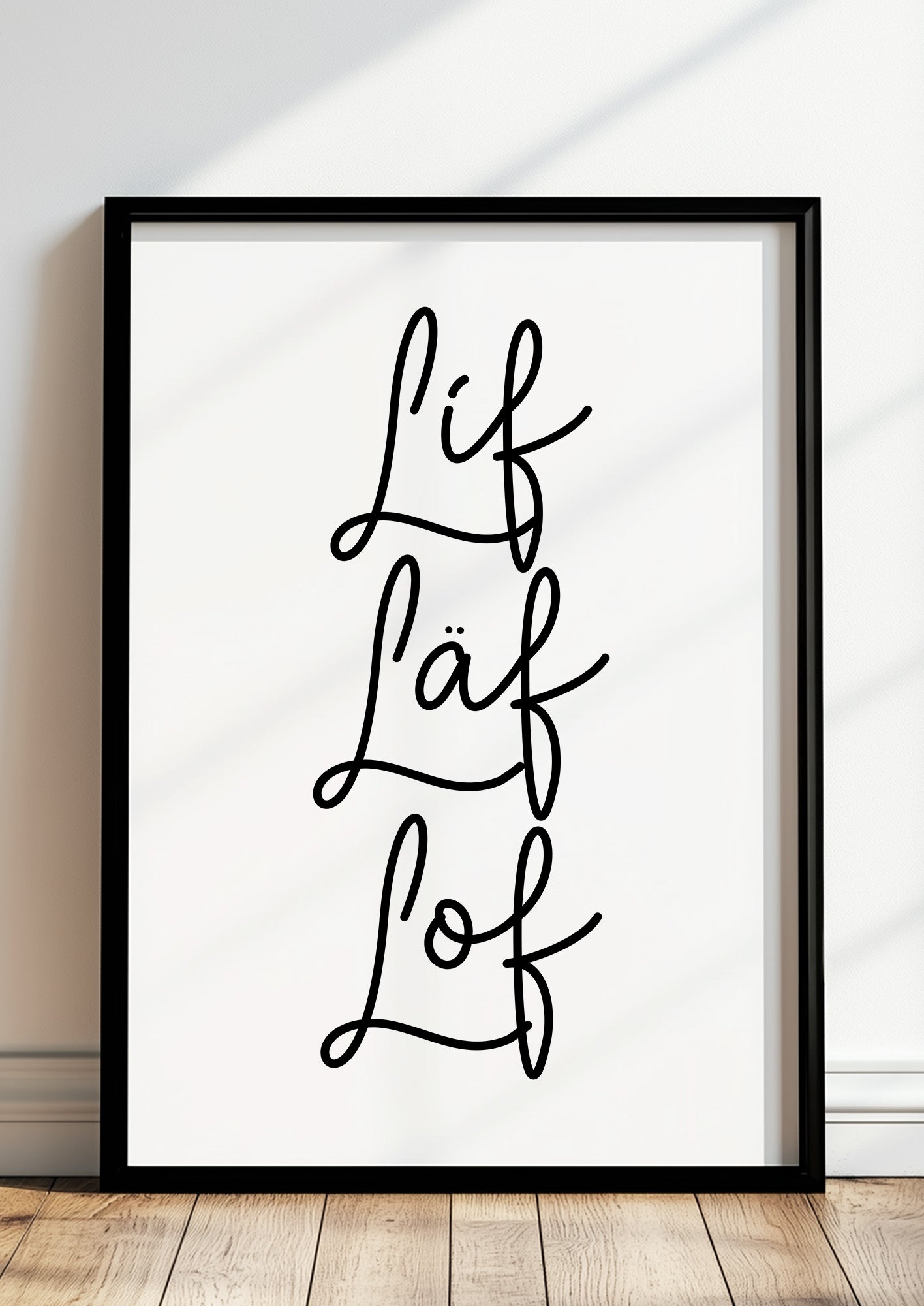 Gerahmtes Poster „Memento Mori“ in schwarzem Rahmen, inszeniert in moderner Wohnumgebung.