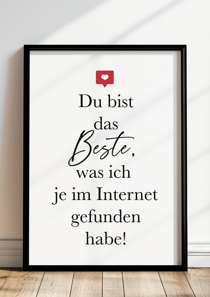 eine charmante wanddekoration mit witziger liebesbotschaft und einem kleinen roten like icon oberhalb des textes