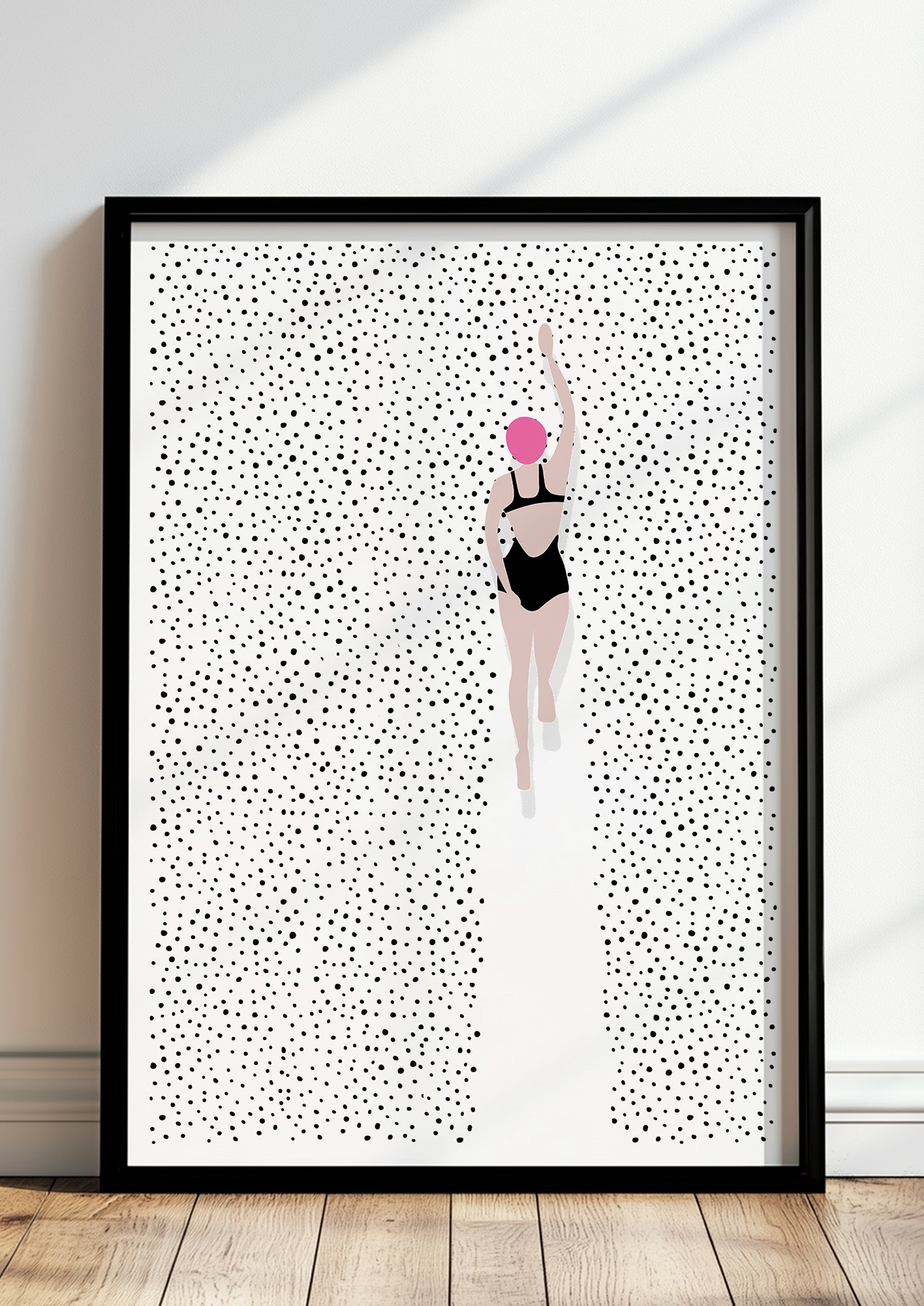 Gerahmtes Poster „Swimming In Dots“ in schwarzem Rahmen, inszeniert in moderner Wohnumgebung.