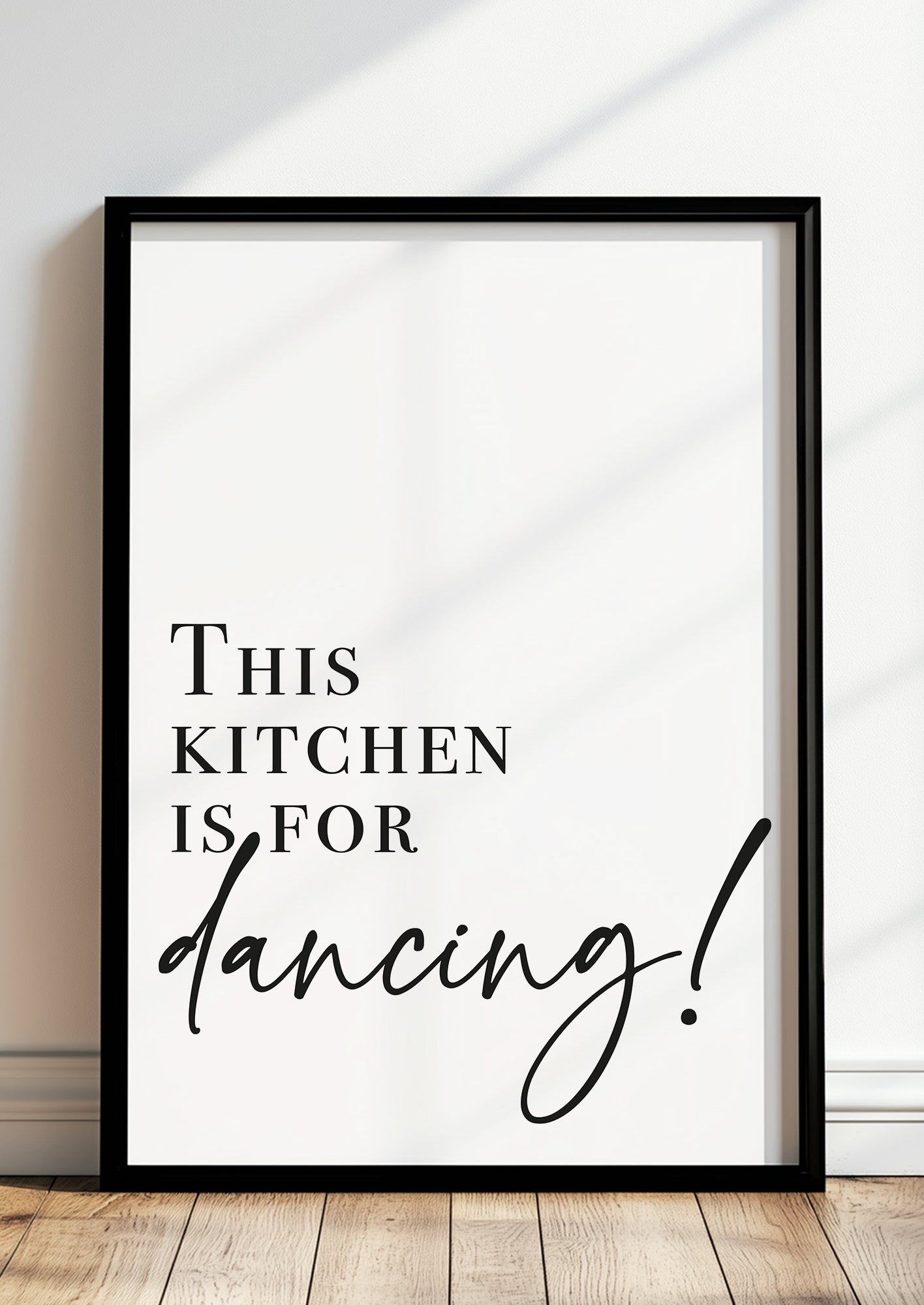 Gerahmtes Poster „This Kitchen Is For Dancing“.