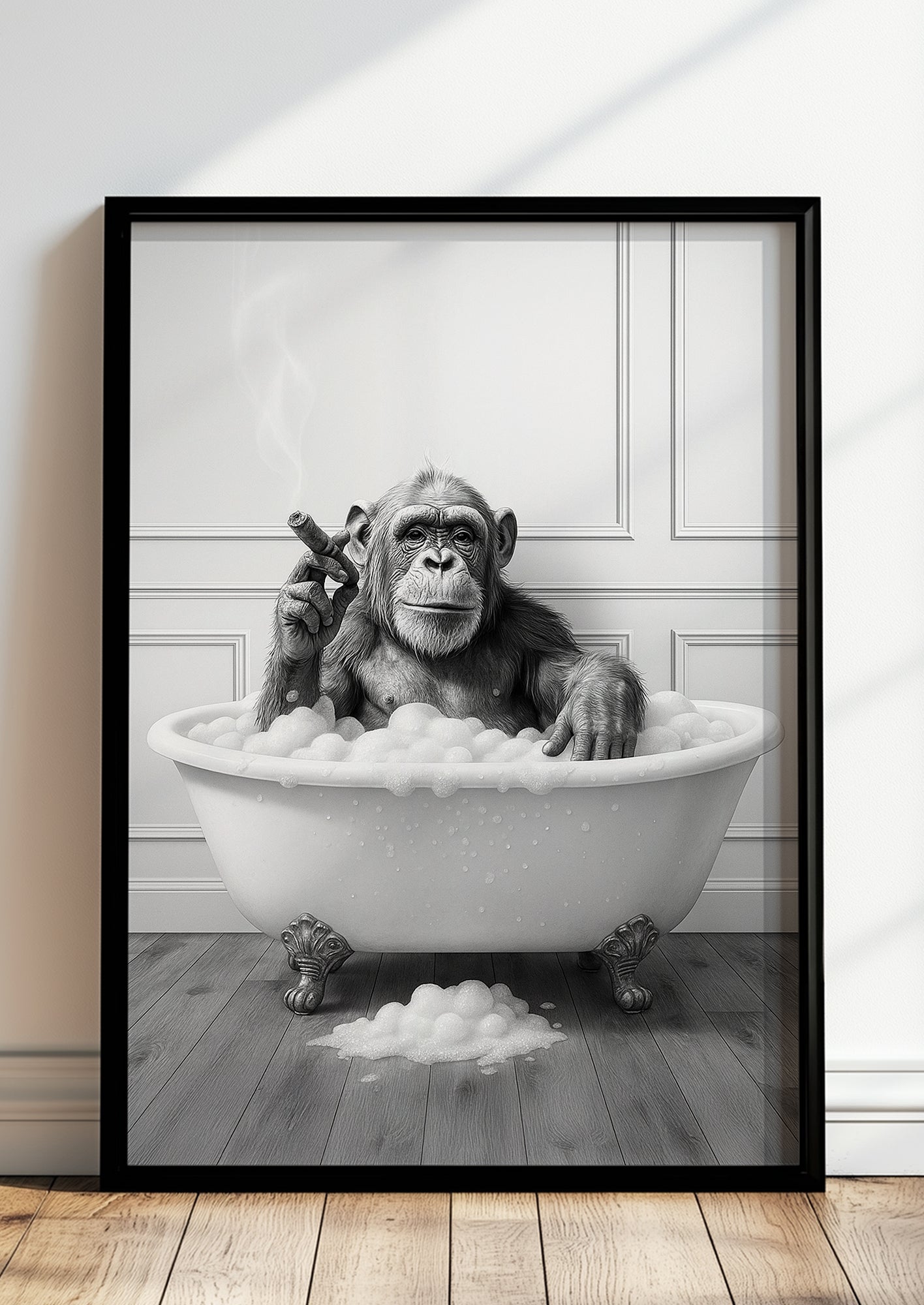 Gerahmter Kunstdruck eines Affen in der Badewanne mit Zigarre – originelle Wanddeko fürs Badezimmer