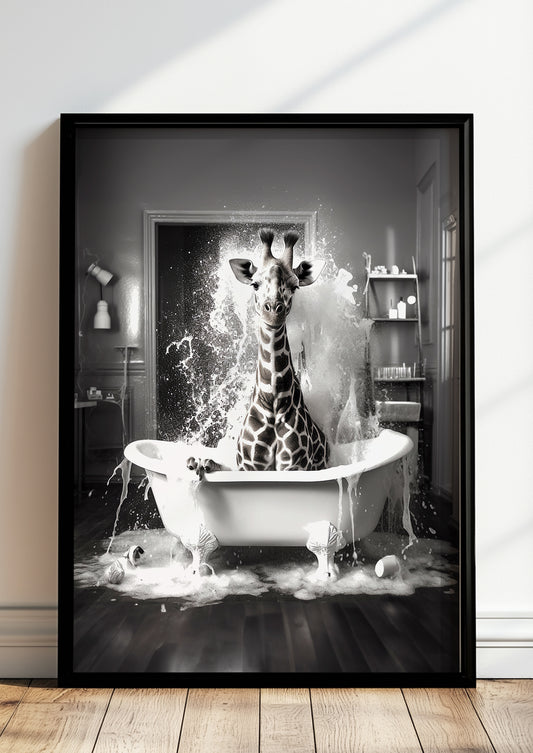 eine schwarze badewanne steht auf holzboden während eine giraffe ausgelassen mit wasser und seifenschaum spielt