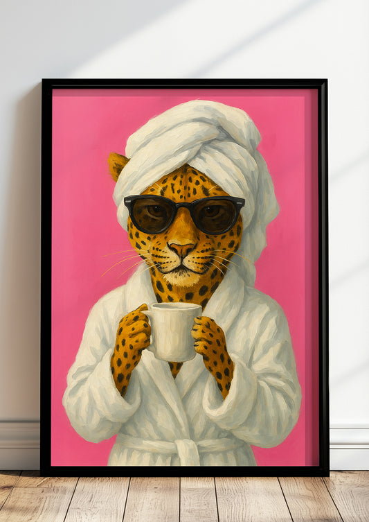 Leopard im Bademantel mit Kaffee als gerahmtes Poster an einer farbigen Wand, moderne witzige Wanddeko