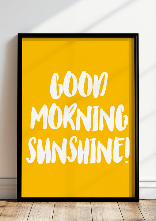 Gerahmtes Poster „Good Morning Sunshine“ in schwarzem Rahmen, inszeniert in moderner Wohnumgebung.