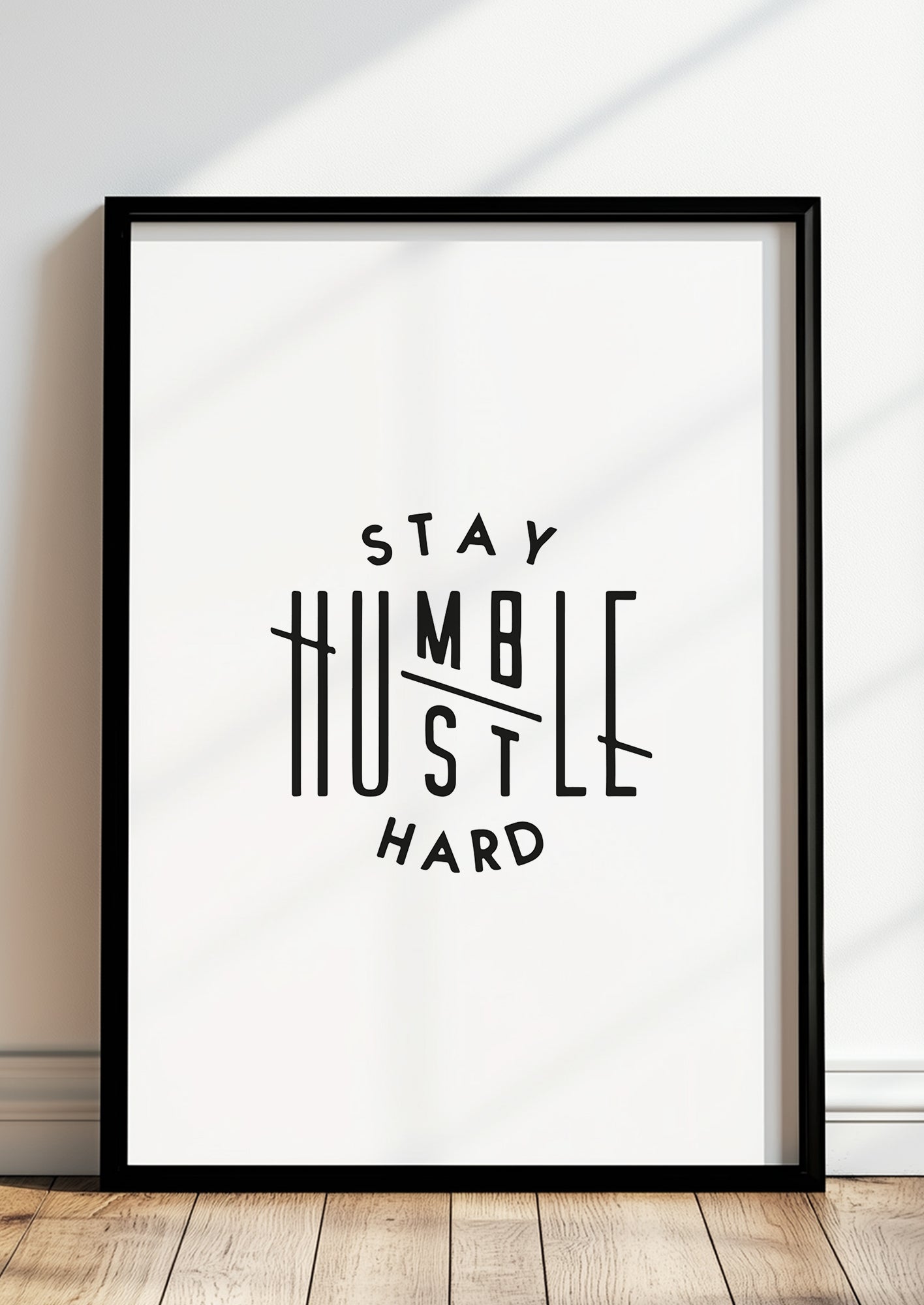 Stay Humble Hustle Hard Poster gerahmt in modernem Raum