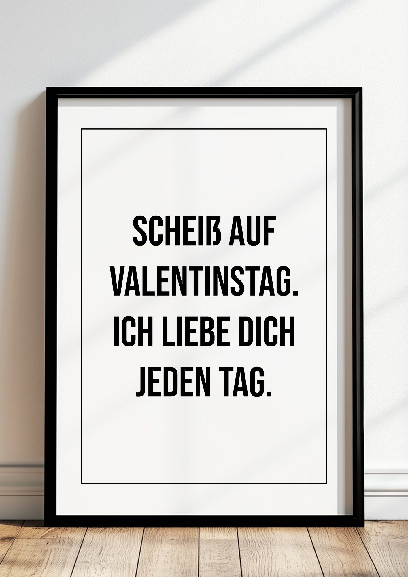 Scheiß auf Valentinstag Ich liebe dich Poster gerahmt in modernem Raum