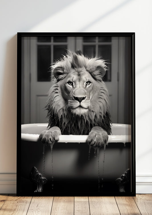 moderne badezimmerdekoration mit einem schwarz-weiß poster eines löwen in der badewanne das bild hängt stilvoll über weißen fliesen