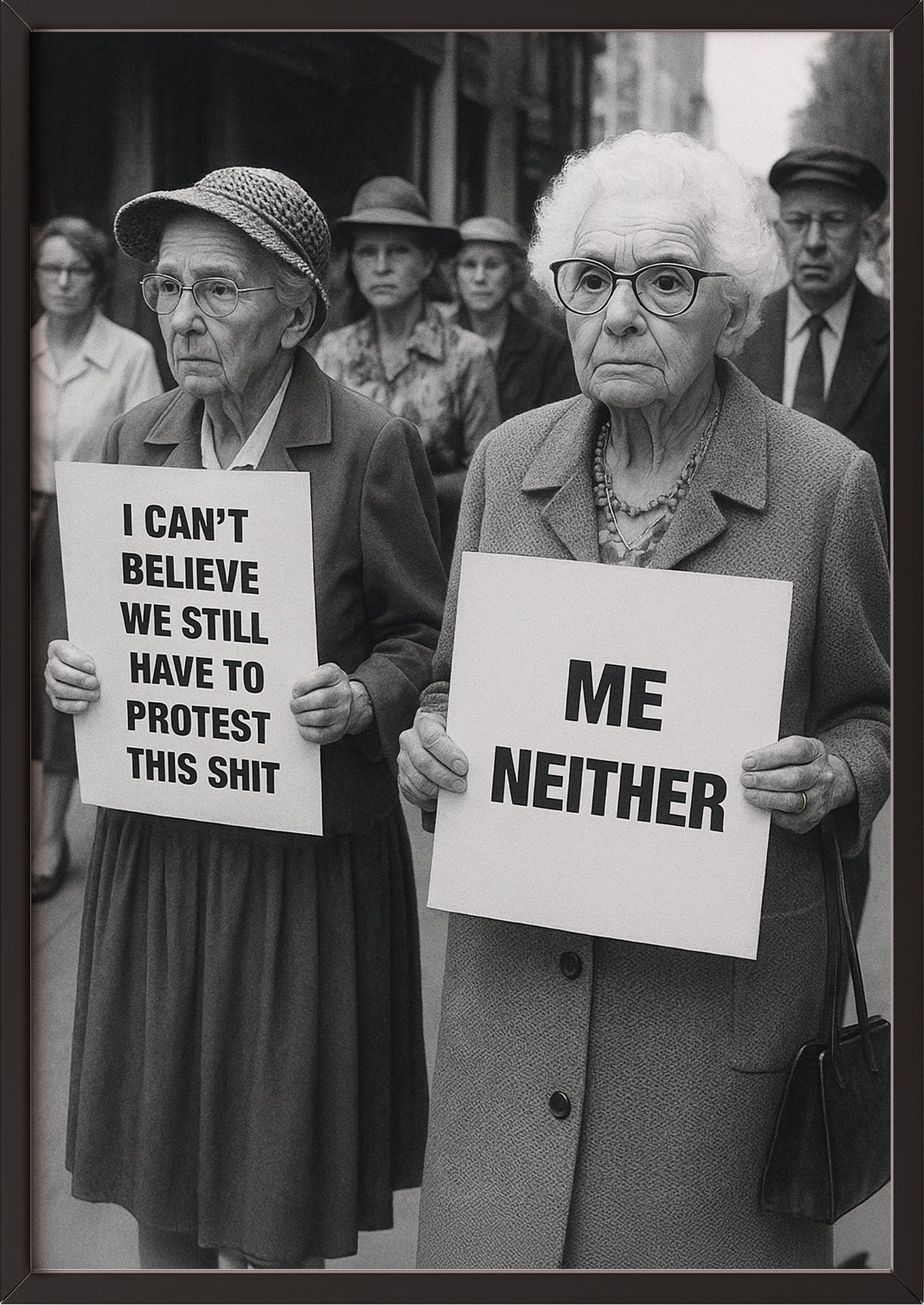 Old Ladies Protest Poster im schwarzen Rahmen an weißer Wand