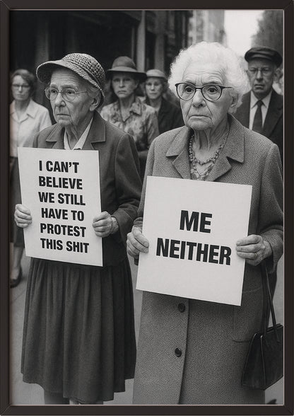 Old Ladies Protest Poster im schwarzen Rahmen an weißer Wand