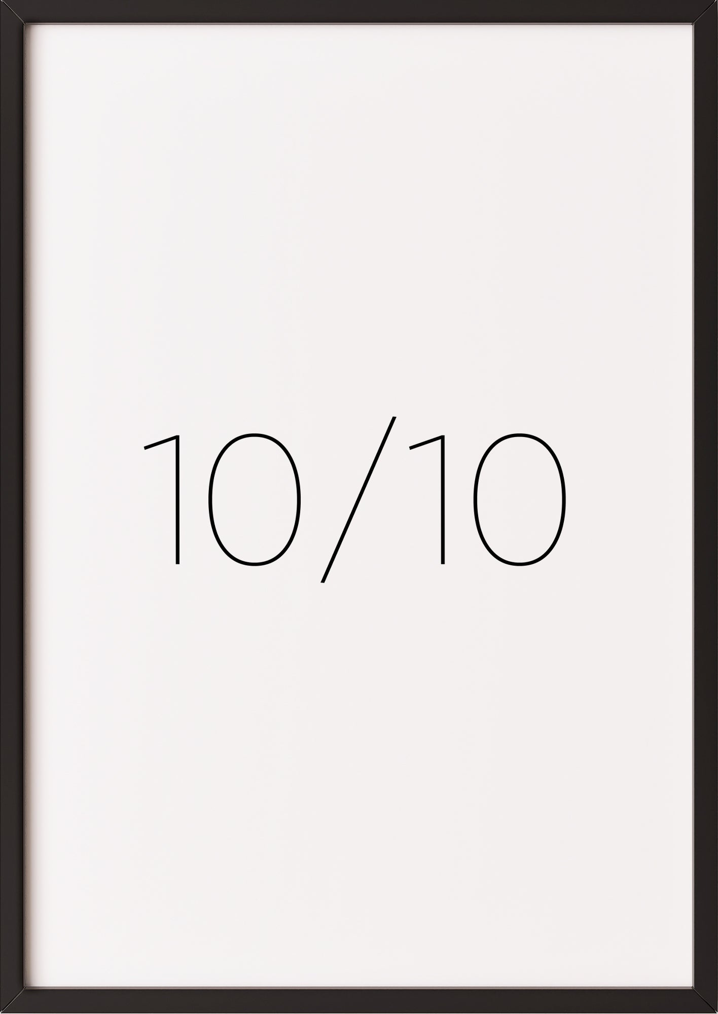 Hochformatiges Poster „10/10“ mit schwarzem Rahmen, freigestellt.