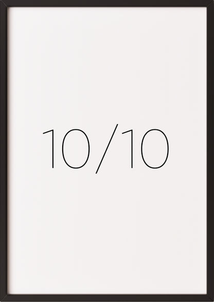 Hochformatiges Poster „10/10“ mit schwarzem Rahmen, freigestellt.