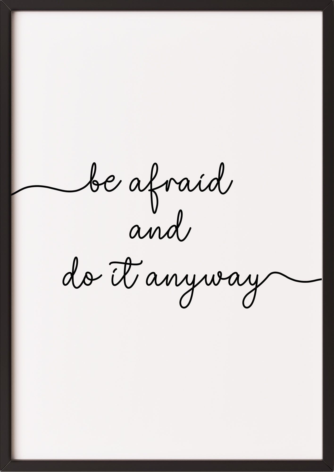 Hochformatiges Poster „be afraid and do it anyway“ mit schwarzem Rahmen.
