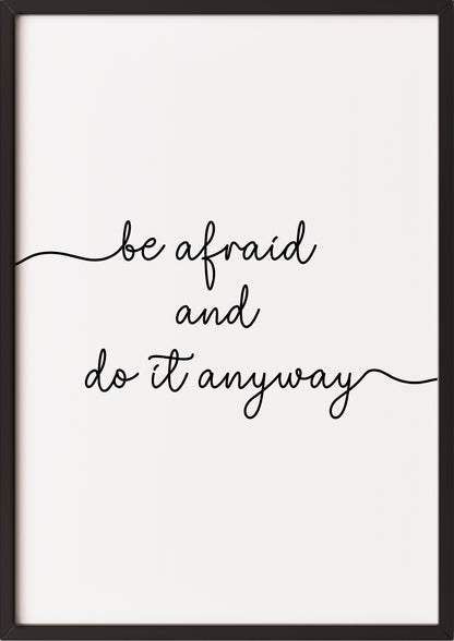 Hochformatiges Poster „be afraid and do it anyway“ mit schwarzem Rahmen.