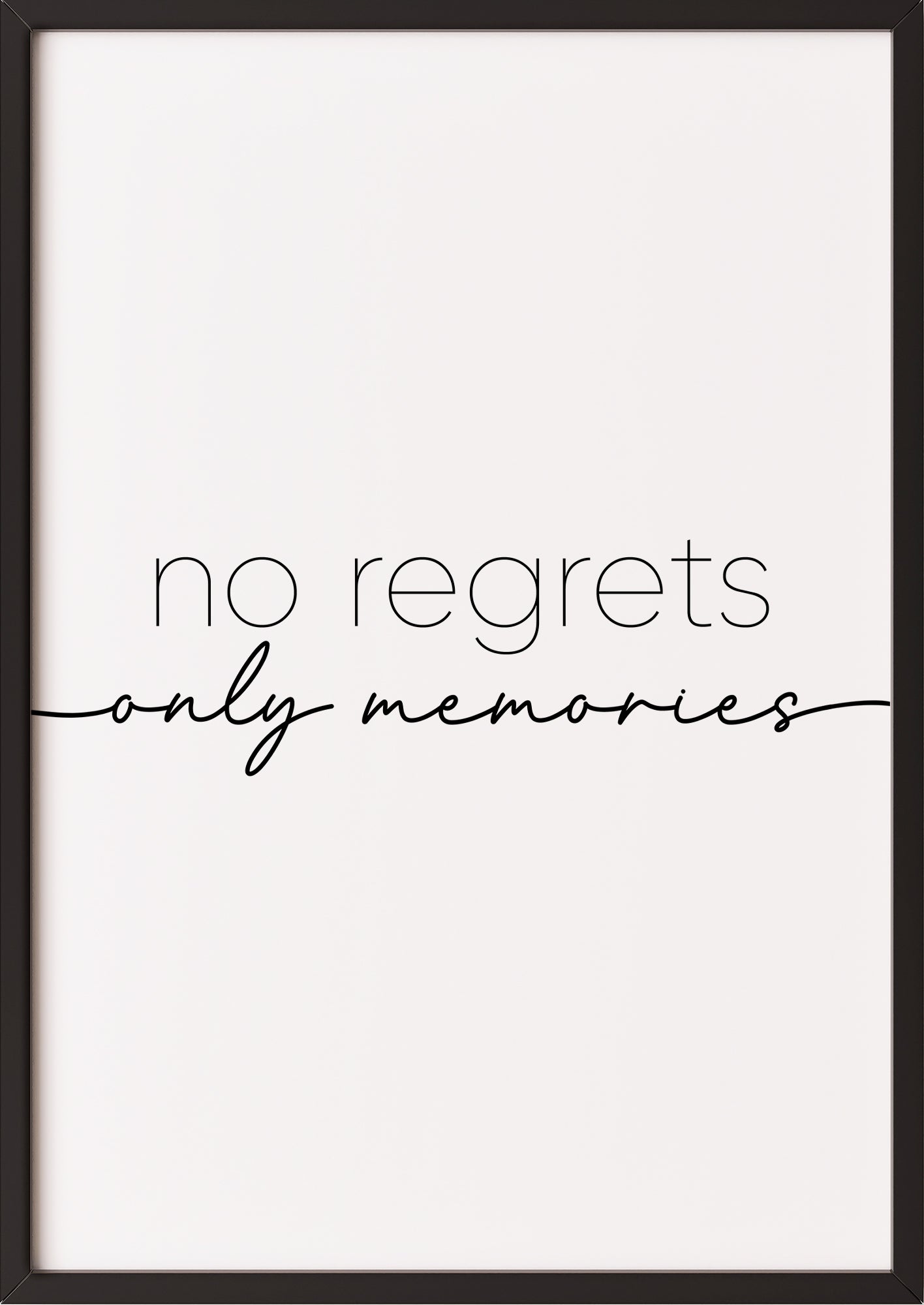Typografie Poster „no regrets only memories“ in schwarzem Rahmen.