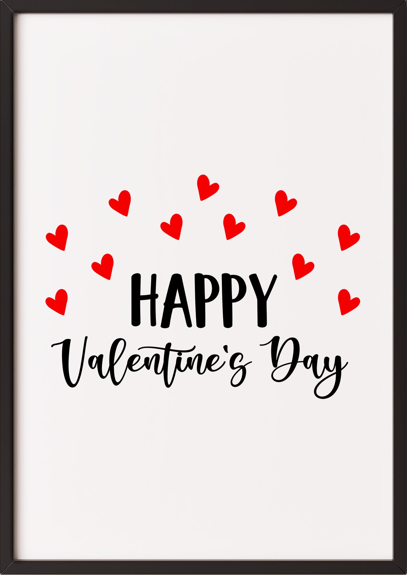 Das romantische Wandbild mit Happy Valentine’s Day Text in einem schlichten schwarzen Rahmen an einer weißen Wand
