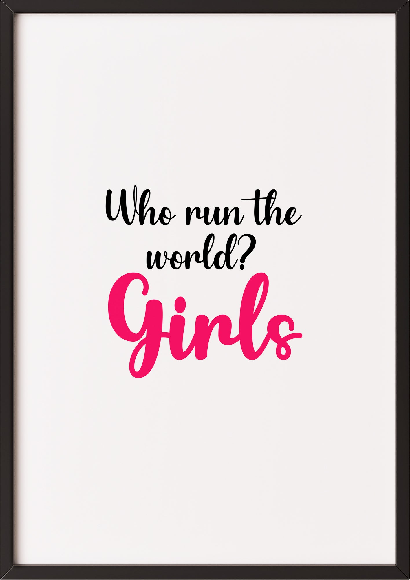 schwarzer Rahmen Who run the world Girls Wandbild in schwarzem Rahmen aufgehängt in einem stilvollen Raum mit heller Einrichtung