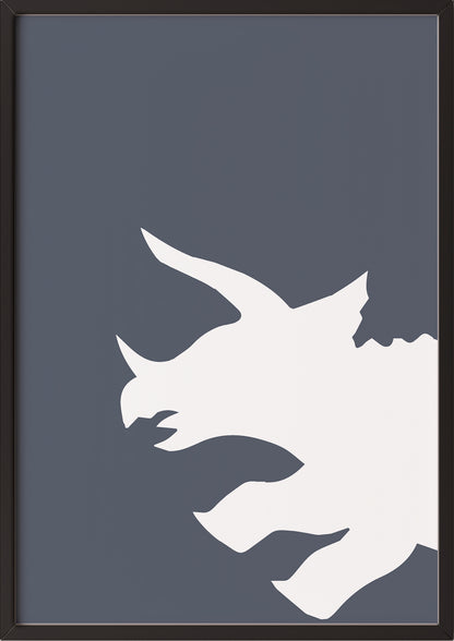 ein poster mit der weißen triceratops grafik auf dunklem grund gerahmt in einem schwarzen rahmen hängt stilvoll an einer wand