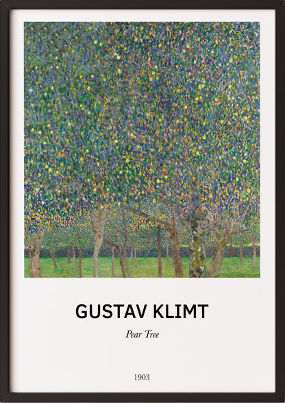 Frau hängt Pear Tree von Gustav Klimt als Poster in schwarzem Rahmen an die Wand