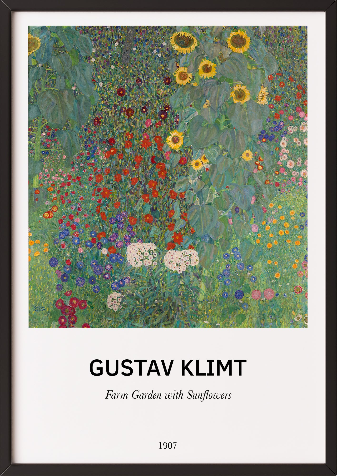 Frau hängt Farm Garden with Sunflowers von Gustav Klimt als Poster in schwarzem Rahmen an die Wand