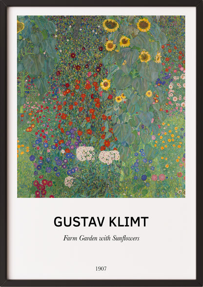 Frau hängt Farm Garden with Sunflowers von Gustav Klimt als Poster in schwarzem Rahmen an die Wand