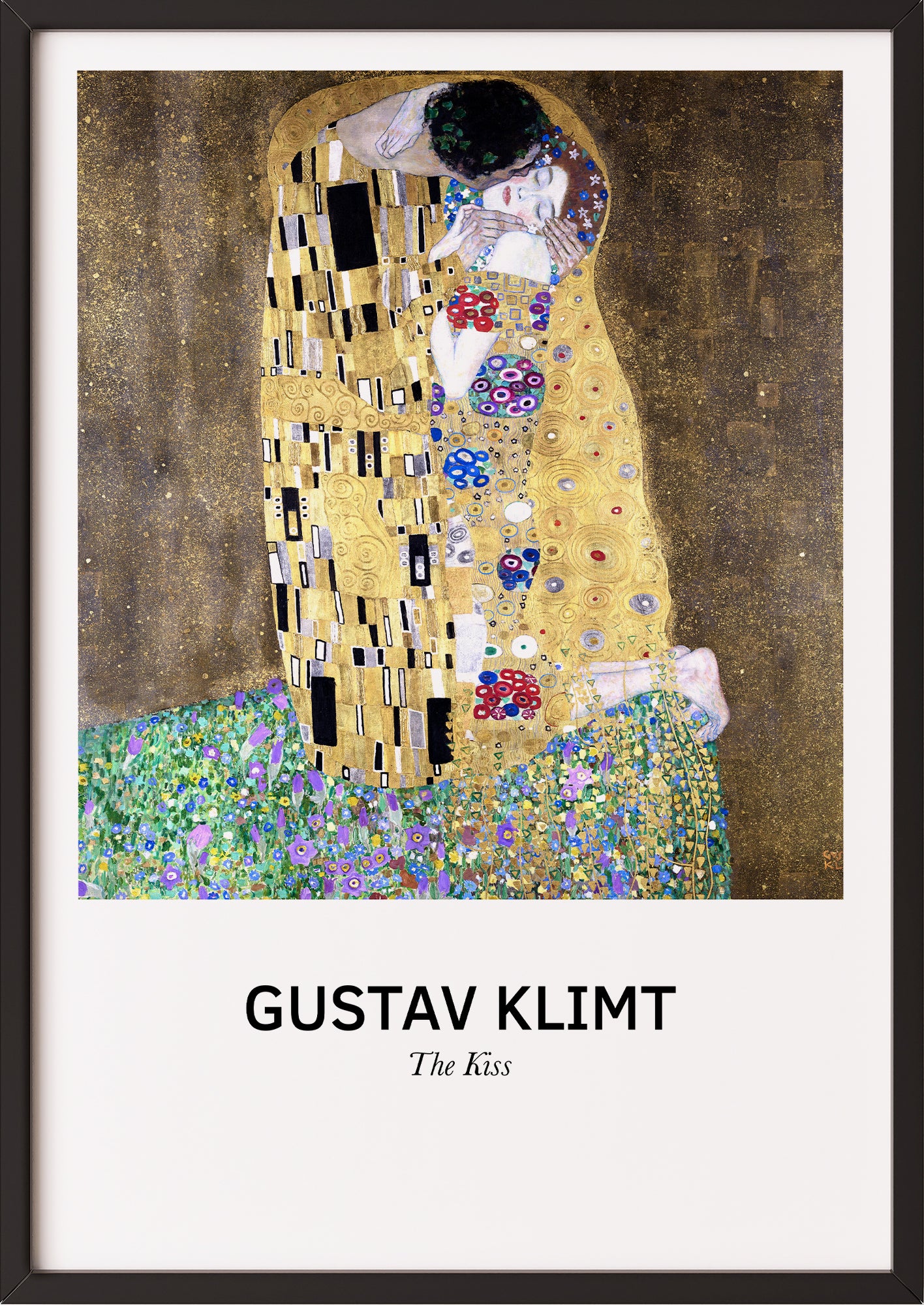 Frau hängt The Kiss von Gustav Klimt als Poster in schwarzem Rahmen an die Wand