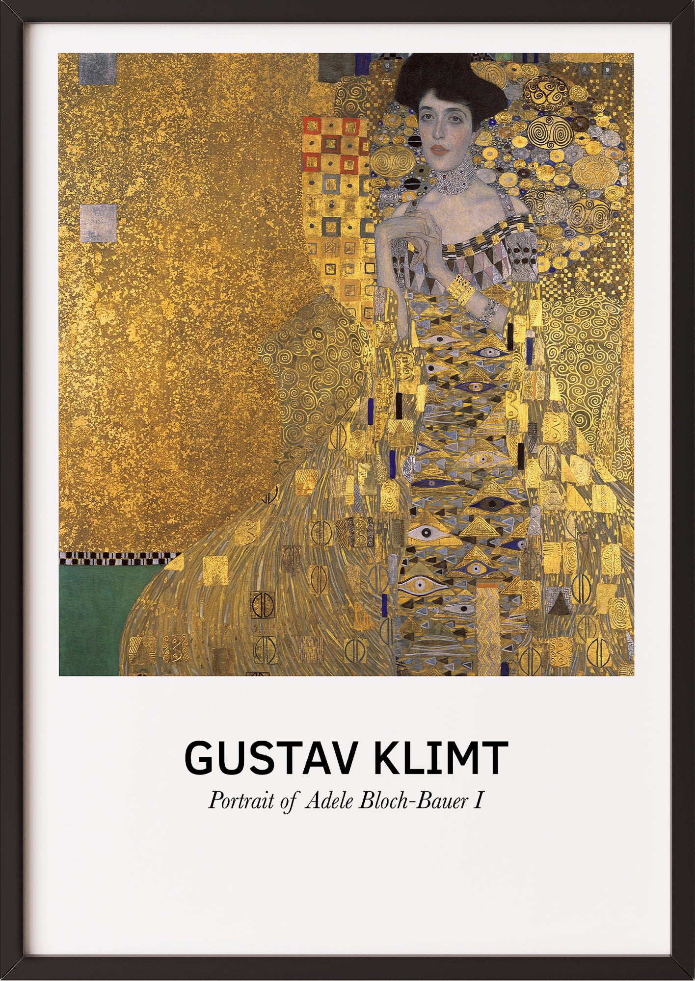 Frau hängt Portrait of Adele Bloch-Bauer I von Gustav Klimt als Poster in schwarzem Rahmen an die Wand