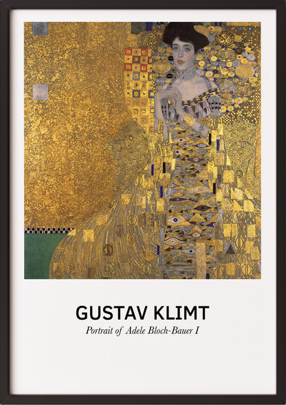 Frau hängt Portrait of Adele Bloch-Bauer I von Gustav Klimt als Poster in schwarzem Rahmen an die Wand