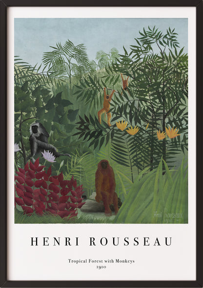 Frau hängt Tropical Forest with Monkeys von Henri Rousseau als Poster in schwarzem Rahmen an die Wand