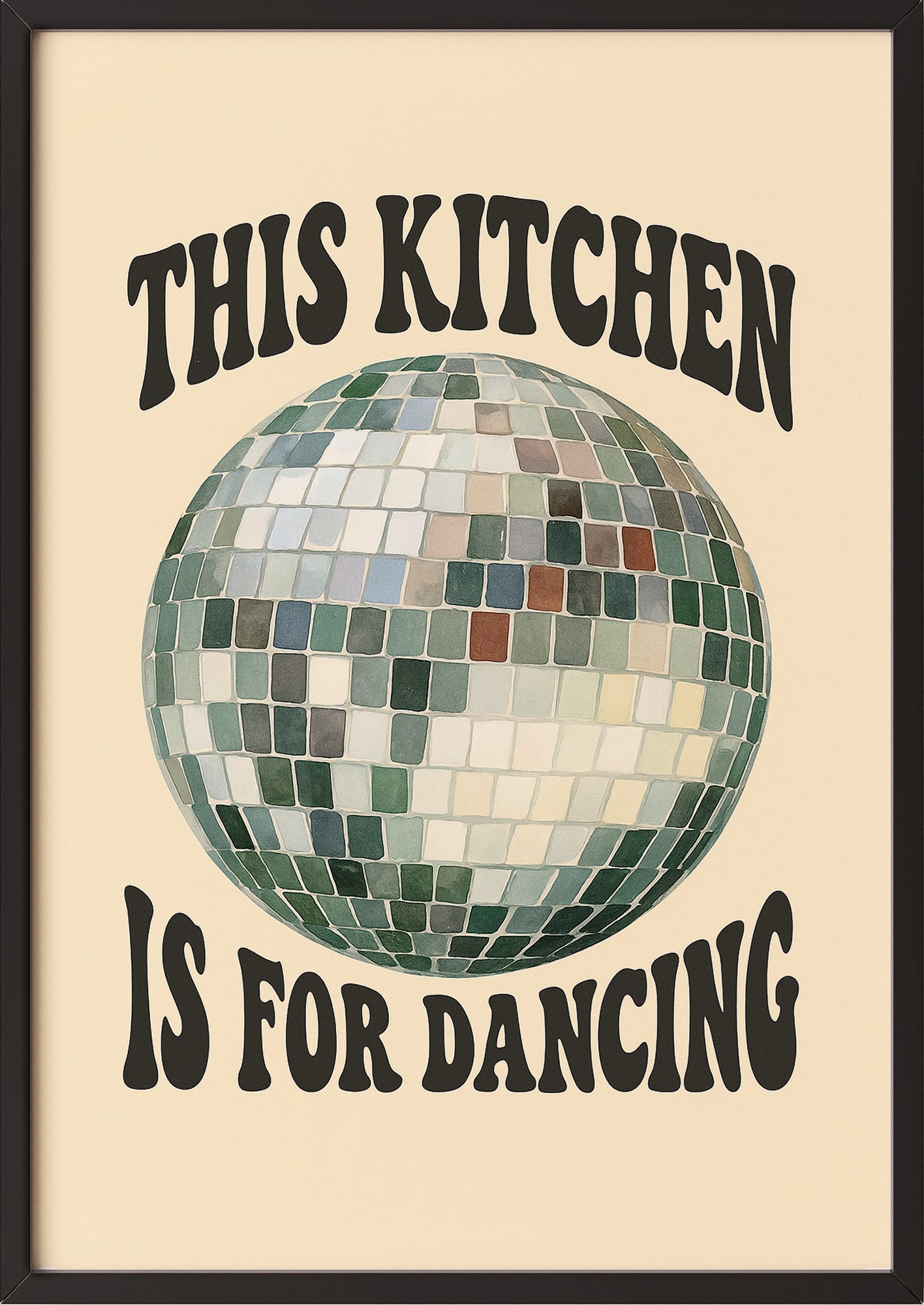 Gerahmtes Poster mit Spruch This Kitchen Is For Dancing, angelehnt an Wand in moderner Küche