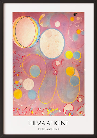 Frau hängt The Ten Largest, Adulthood, No. 8 von Hilma af Klint als Poster in schwarzem Rahmen an die Wand