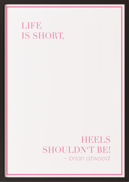 Zitatposter „Life is short, heels shouldn’t be!“ in schwarzem Holzrahmen