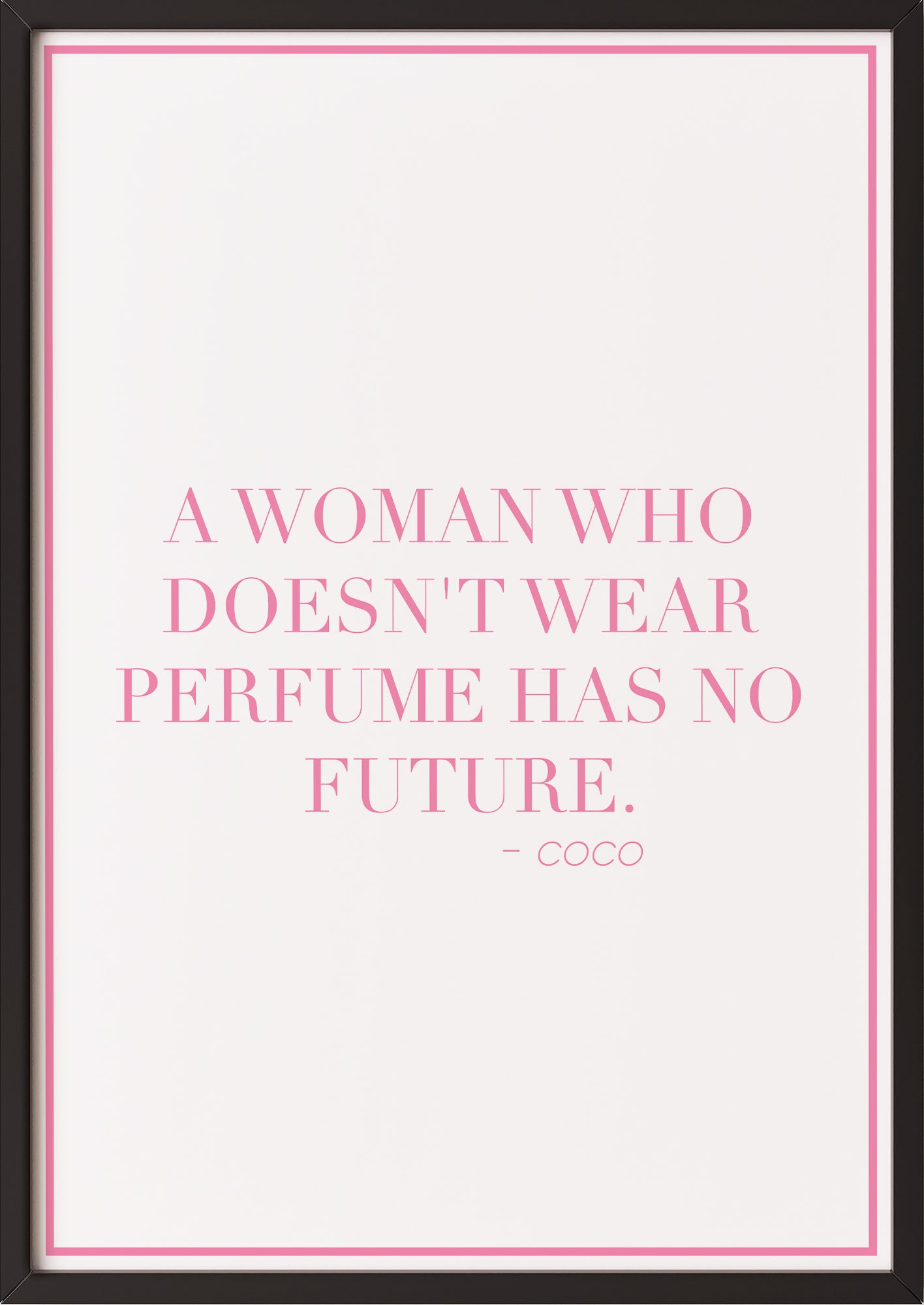 Zitatposter "A woman who doesn’t wear perfume has no future." in schwarzem Holzrahmen