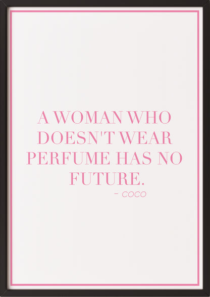 Zitatposter "A woman who doesn’t wear perfume has no future." in schwarzem Holzrahmen