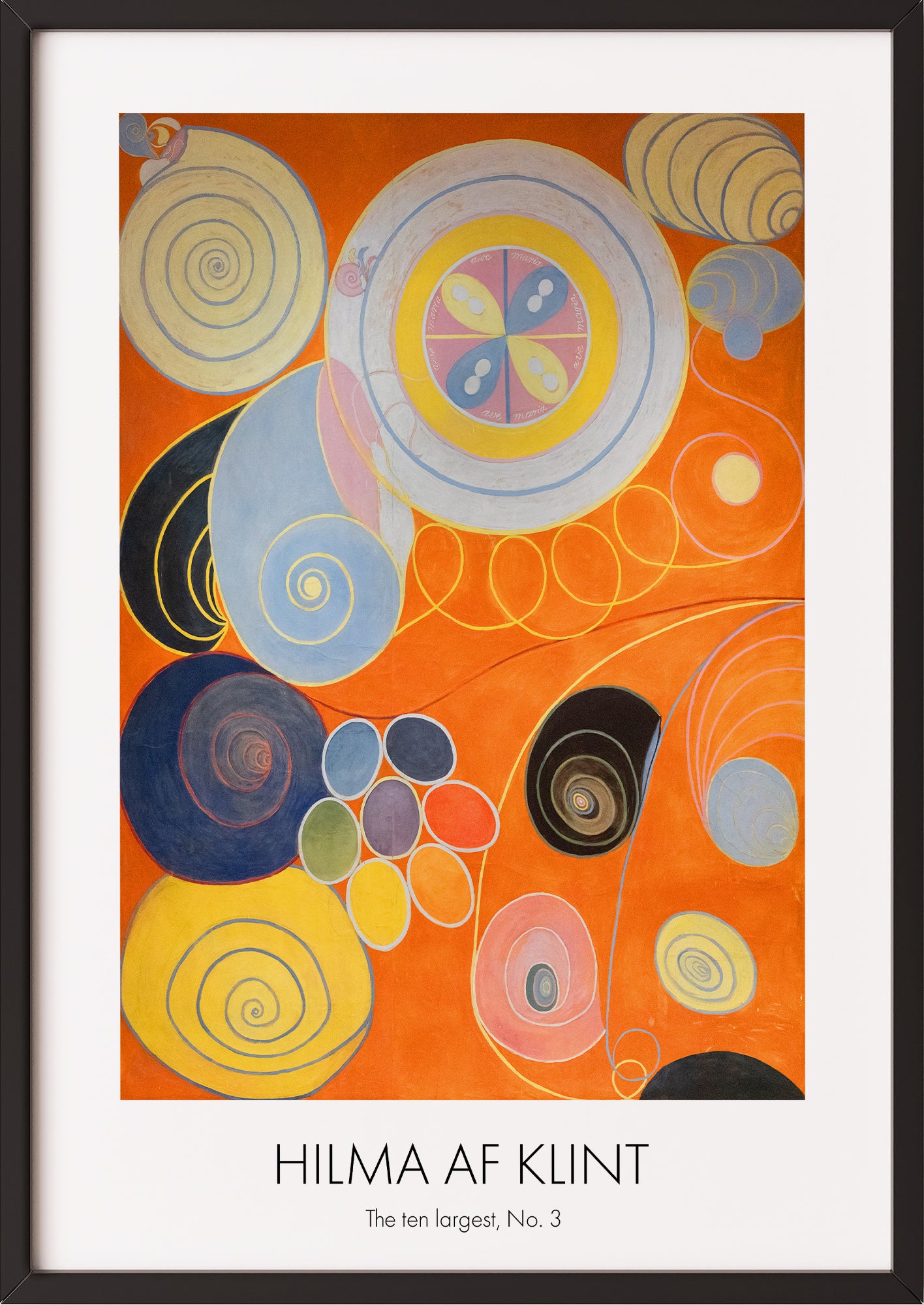 Frau hängt The Ten Largest, Youth, No. 3 von Hilma af Klint als Poster in schwarzem Rahmen an die Wand