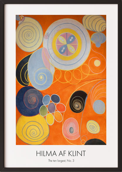 Frau hängt The Ten Largest, Youth, No. 3 von Hilma af Klint als Poster in schwarzem Rahmen an die Wand