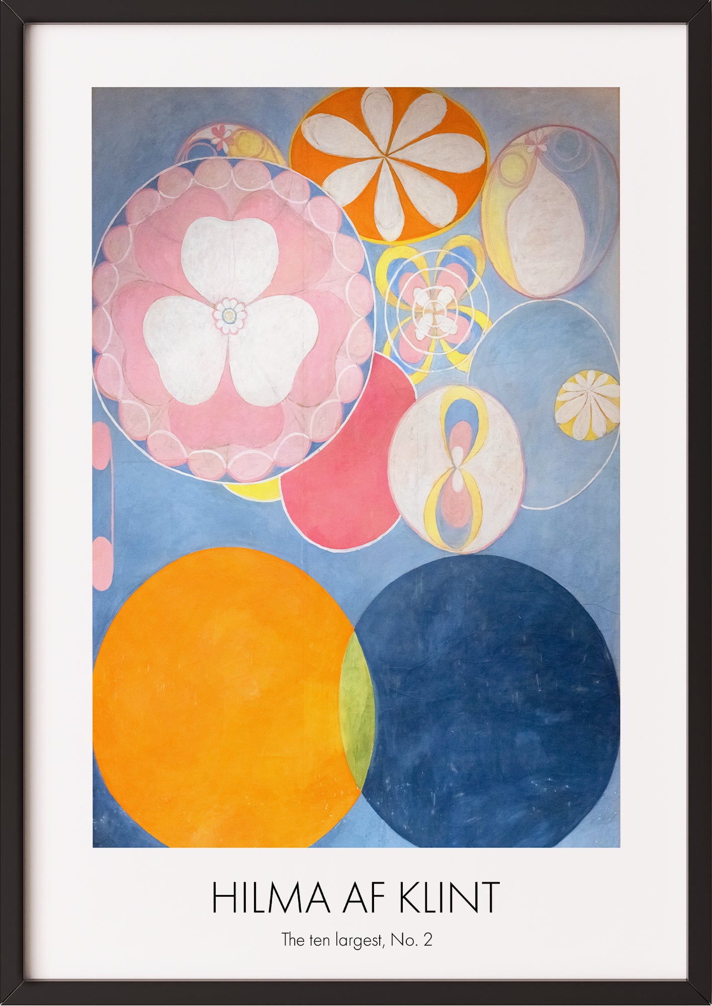 Frau hängt The Ten Largest, Childhood, No. 2 von Hilma af Klint als Poster in schwarzem Rahmen an die Wand