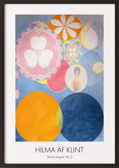 Frau hängt The Ten Largest, Childhood, No. 2 von Hilma af Klint als Poster in schwarzem Rahmen an die Wand