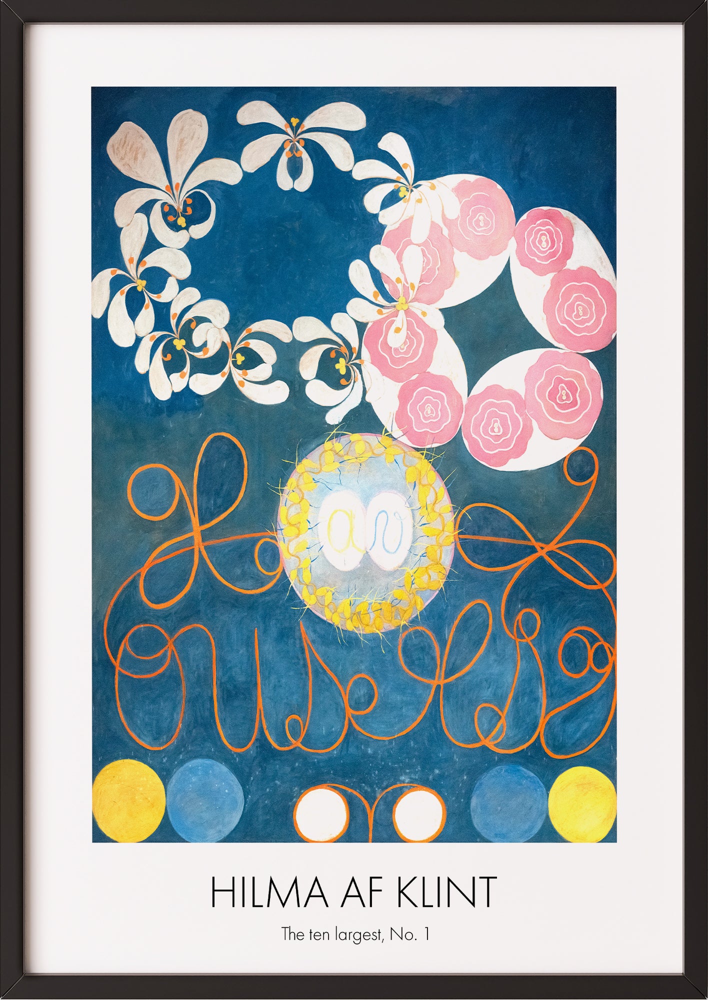 Frau hängt The Ten Largest, No. 1 von Hilma af Klint als Poster in schwarzem Rahmen an die Wand