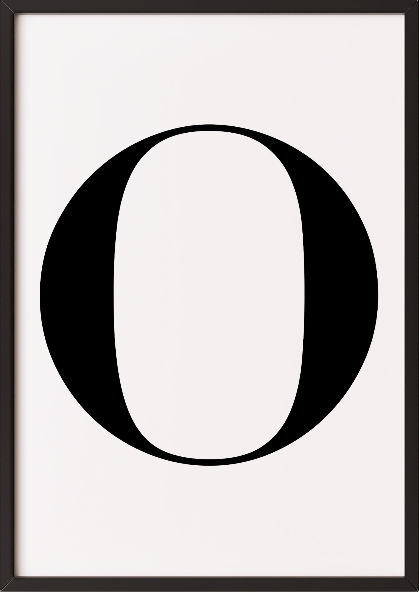 Poster Buchstabe „O“ in schwarzem Holzrahmen
